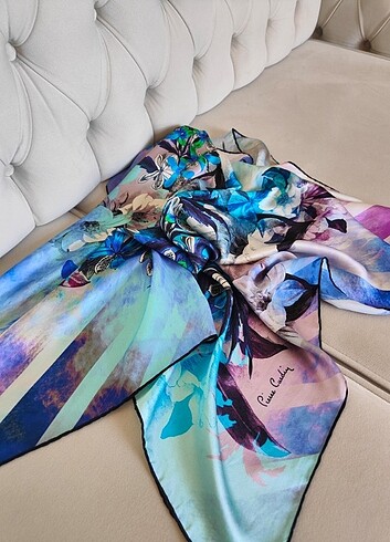 Pierre Cardin sura başörtü
