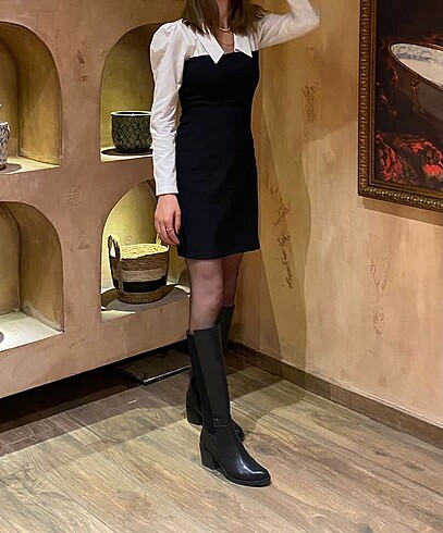 xs Beden Beyaz yaka detaylı siyah elbise