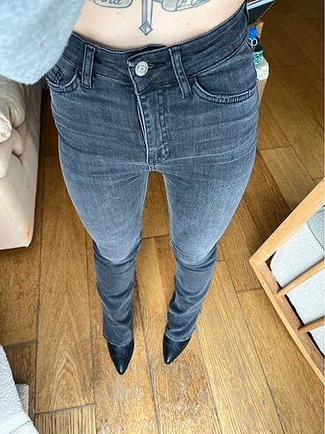 34 Beden siyah Renk A Blok Siyah Eskitme, Kesme Paçalı Kot Pantalon