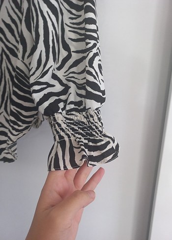 Zebra Desenli V Yakalı Kadın Gömlek - Görsel 3