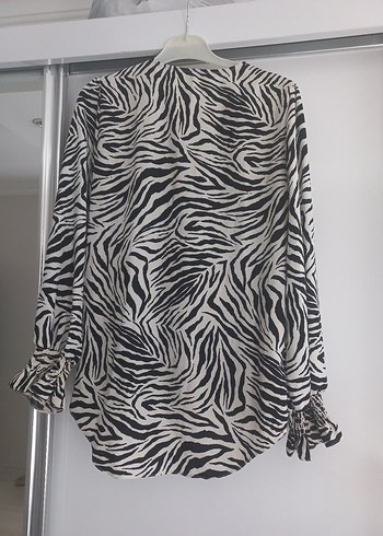 Zebra Desenli V Yakalı Kadın Gömlek - Görsel 2