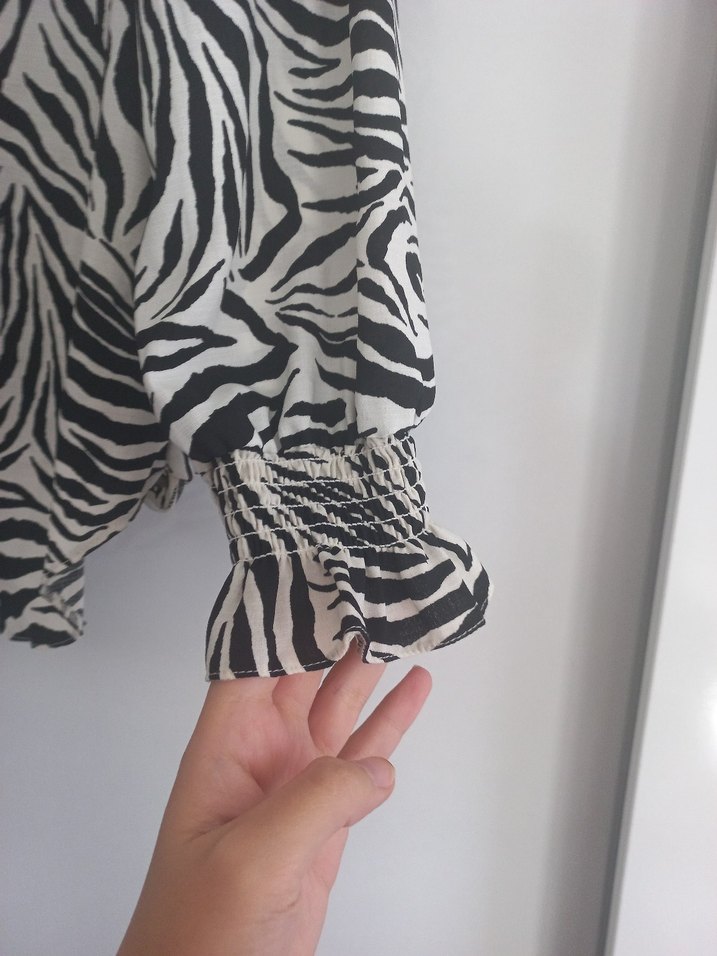 Zebra Desenli V Yakalı Kadın Gömlek - Görsel 3