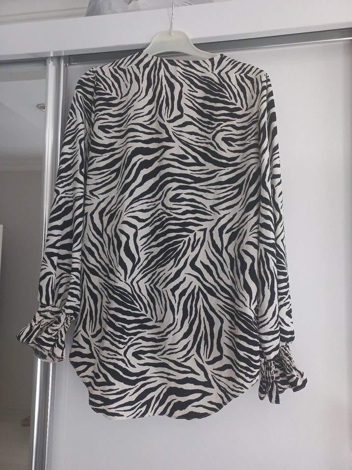 Zebra Desenli V Yakalı Kadın Gömlek - Görsel 2