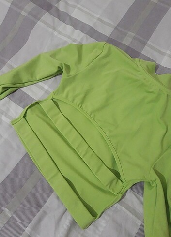 DEFACTO YEŞİL SIRTI AÇIK BLUZ - Görsel 2
