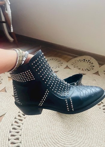 Perçinli Siyah Deri Blok Topuklu Bot - Görsel 3