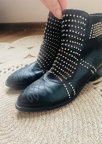 Perçinli Siyah Deri Blok Topuklu Bot - Görsel 5
