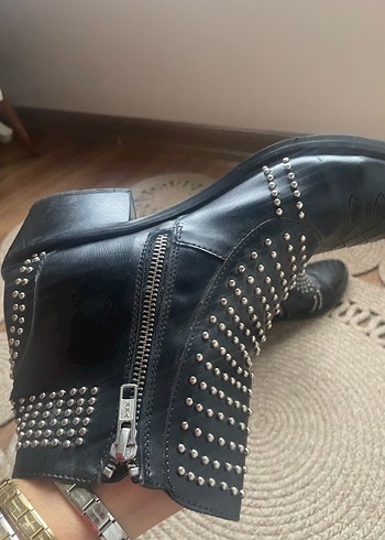 Perçinli Siyah Deri Blok Topuklu Bot - Görsel 2