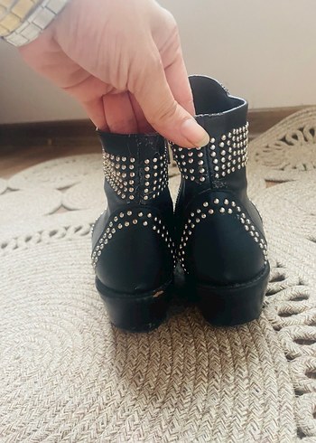 Perçinli Siyah Deri Blok Topuklu Bot - Görsel 6