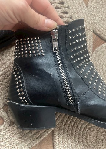 Perçinli Siyah Deri Blok Topuklu Bot - Görsel 4