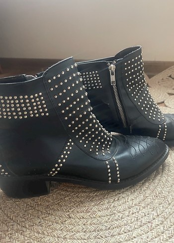 Perçinli Siyah Deri Blok Topuklu Bot - Görsel 7