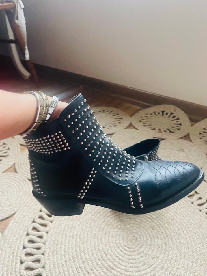 Perçinli Siyah Deri Blok Topuklu Bot - Görsel 3