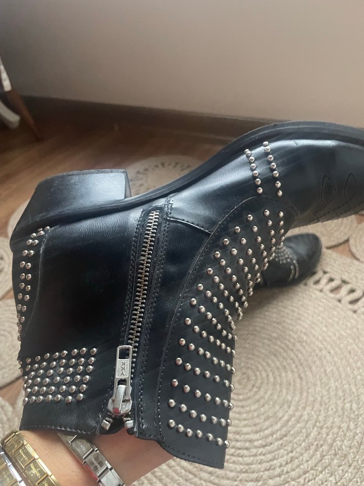 Perçinli Siyah Deri Blok Topuklu Bot - Görsel 2