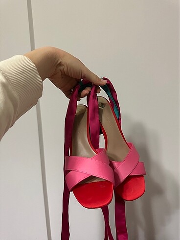 Stradivarius bağcıklı saten kısa topuklu sandalet