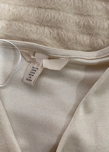 Beyaz V Yakalı Dökümlü Kadın Bluz - Görsel 2