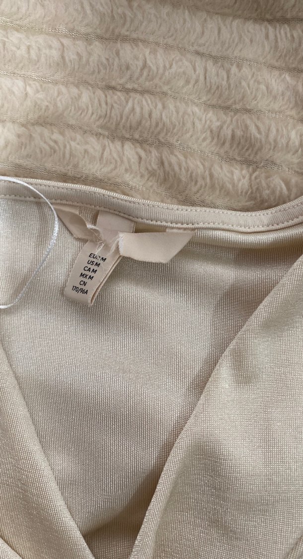 Beyaz V Yakalı Dökümlü Kadın Bluz - Görsel 2