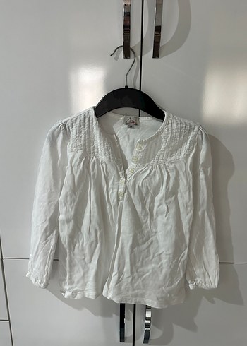 Nakışlı, kısa kollu, bol kesim beyaz kız çocuk gömlek - Görsel 2