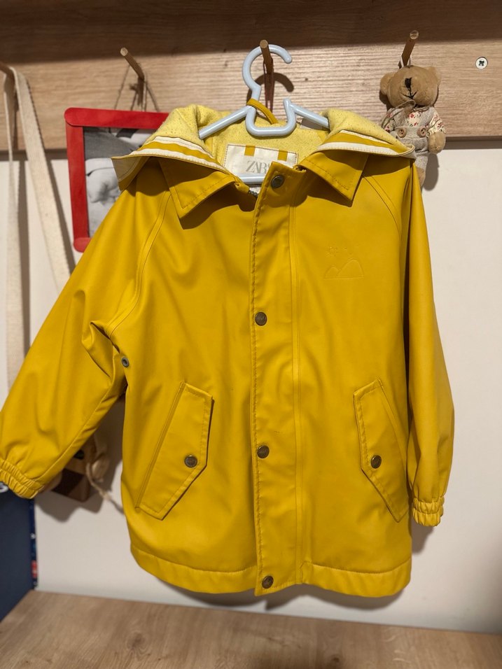 Kapüşonlu Sarı Erkek Çocuk yağmurluk - Görsel 3