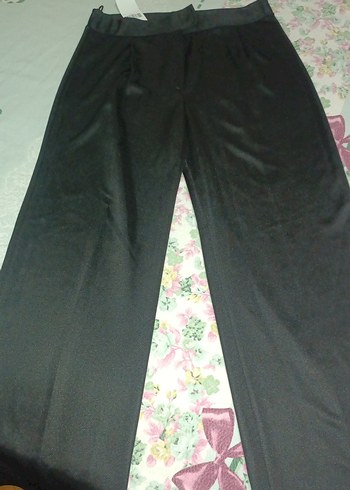 Siyah Piliseli Midi Kumaş Pantolon