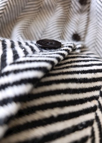 Siyah Parlak Deri V Yaka Zebra Desenli mini elbise - Görsel 4