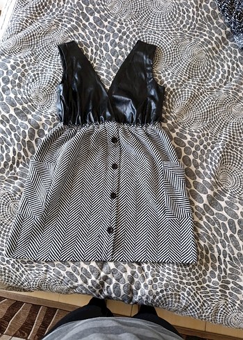 Siyah Parlak Deri V Yaka Zebra Desenli mini elbise - Görsel 3