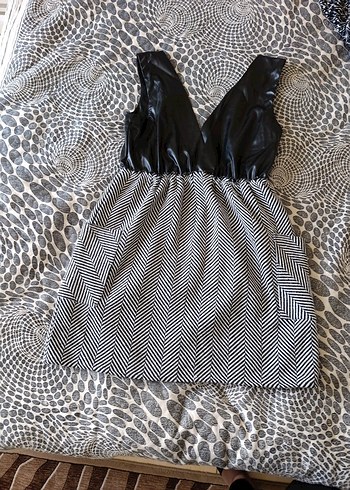 Siyah Parlak Deri V Yaka Zebra Desenli mini elbise - Görsel 2