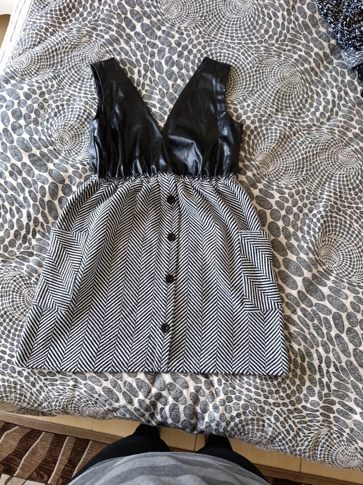 Siyah Parlak Deri V Yaka Zebra Desenli mini elbise - Görsel 3