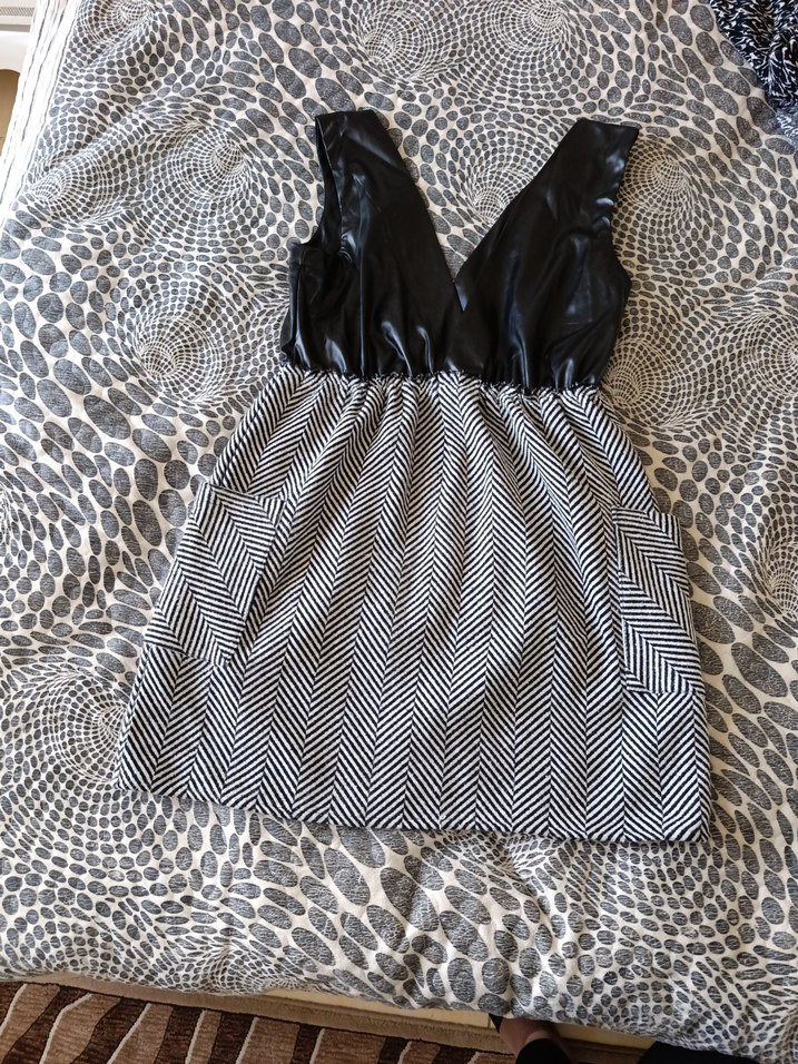 Siyah Parlak Deri V Yaka Zebra Desenli mini elbise - Görsel 2