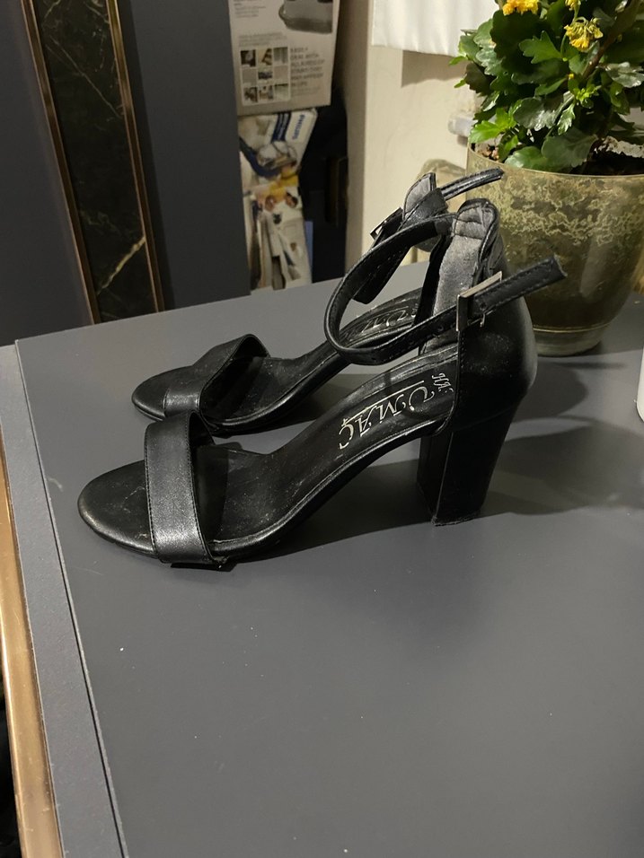 Siyah Kemerli Blok Topuklu Gotik Kadın Ayakkabı - Görsel 2