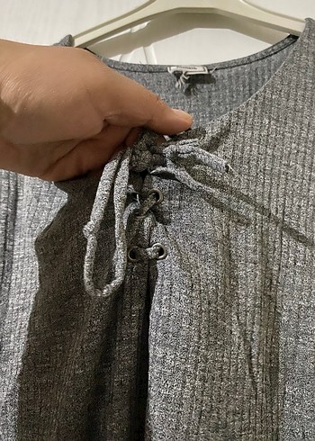 Gri V Yaka Kısa Kollu Kadın Tişört - Görsel 3