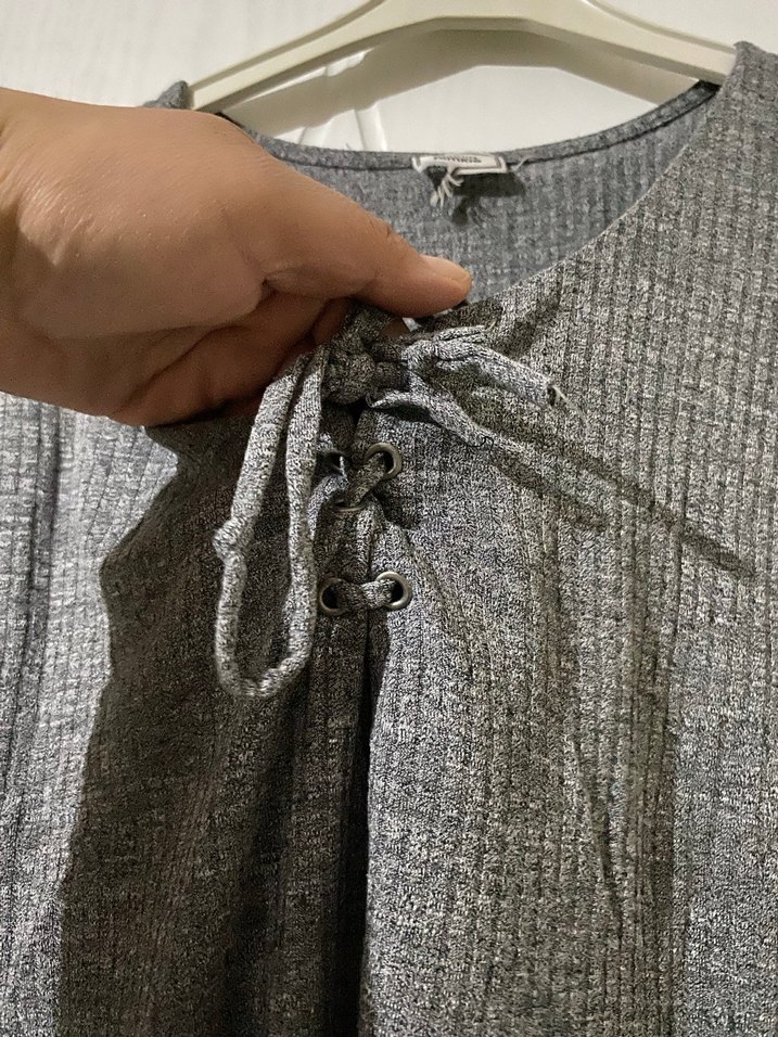 Gri V Yaka Kısa Kollu Kadın Tişört - Görsel 3