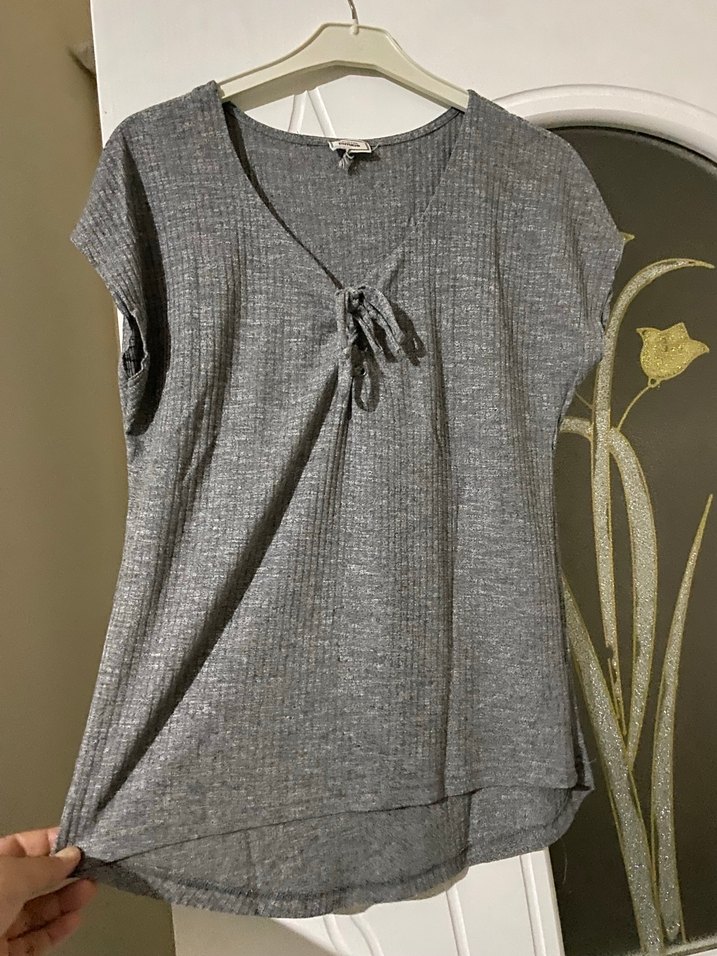 Gri V Yaka Kısa Kollu Kadın Tişört - Görsel 2