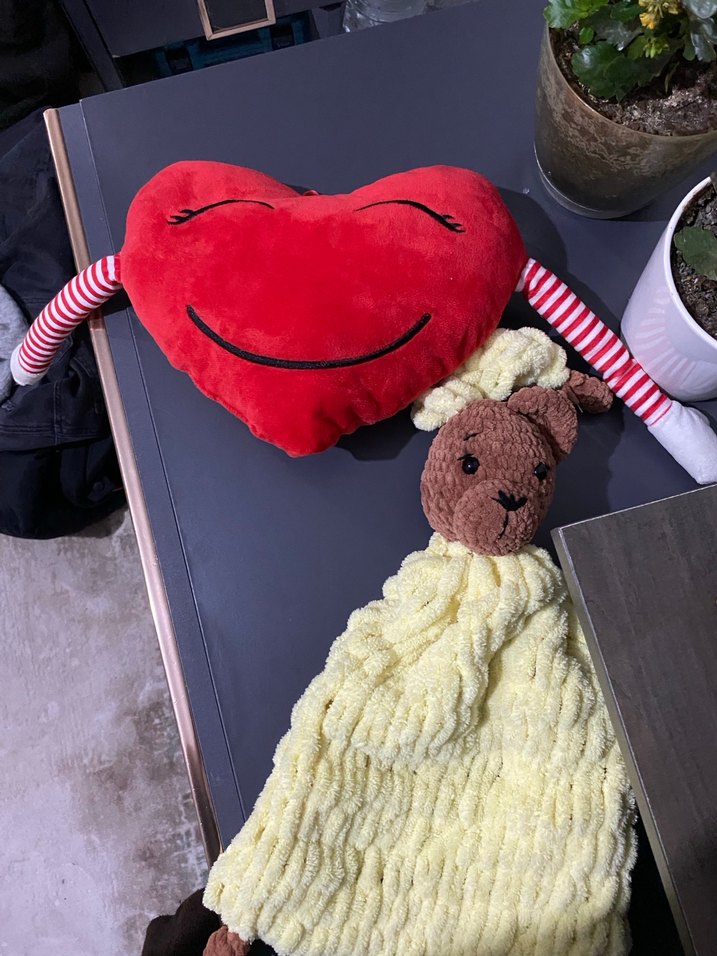 Kırmızı Kalp Yastıklı Renkli Peluş Oyuncak ve örgü uyku arkadaşı - Görsel 2