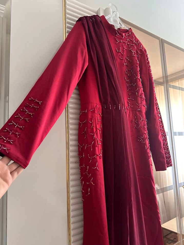 Bordo İşlemeli Uzun Drapeli Kadın Abiye Elbise - Görsel 4