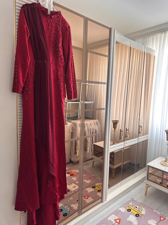 Bordo İşlemeli Uzun Drapeli Kadın Abiye Elbise - Görsel 3