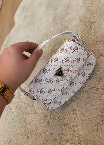 Beyaz Desenli Kapaklı Kadın Çanta guess