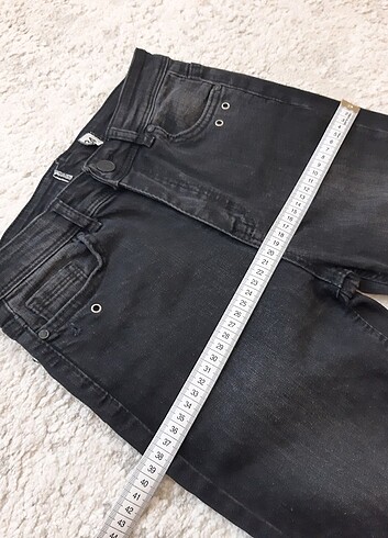 34 Beden siyah Renk Paçaları zımba detaylı kot pantolon
