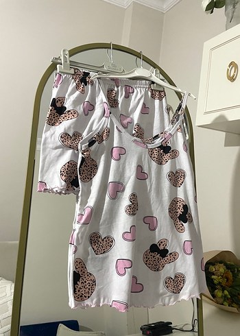 Beyaz Desenli Mini Askılı Kadın Pijama Takımı