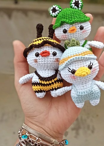 Renkli El Yapımı Örgü Peluş oyuncaklar.