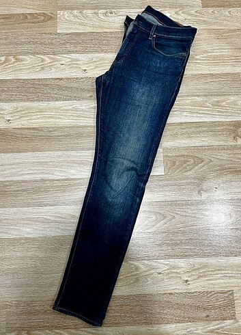 Orj Levi's 512 likralı dar paça. 