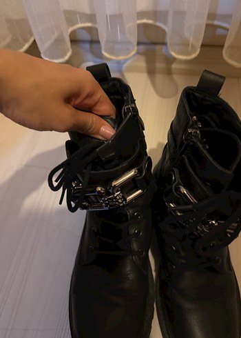 Siyah Deri Tokalı Goth Kadın Bot - Görsel 4