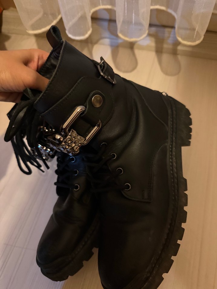 Siyah Deri Tokalı Goth Kadın Bot - Görsel 2