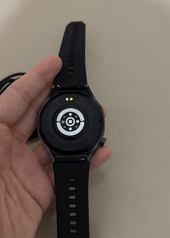 Siyah Akıllı Saat ve Şarj Kablosu - Görsel 2