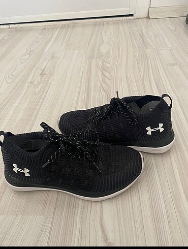 37 Beden Under Armour spor ayakkabı