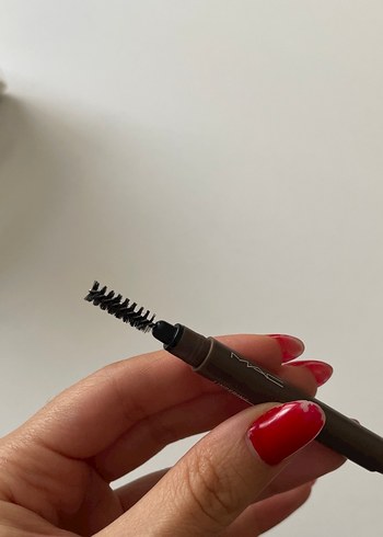 MAC Koyu Bej kaş Kalemi lingering - Görsel 3