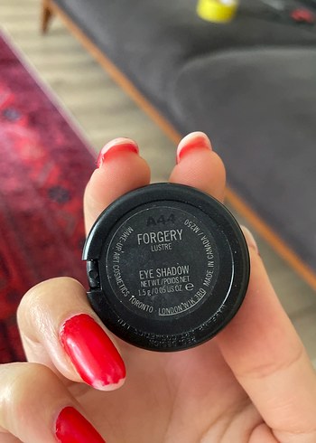 MAC Göz Farı Beyaz Işıltılı Ton forgery - Görsel 3