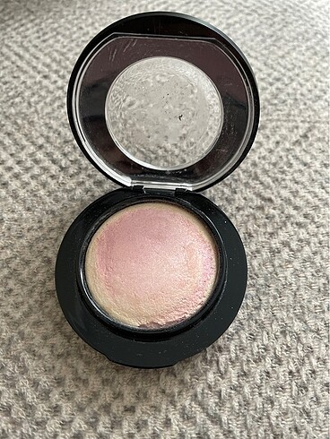 MAC Mac just a wisp allık highlighter