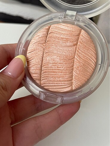 Beden Mac highlighter post modernist