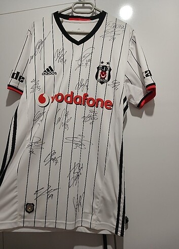 Bjk imzalı forma