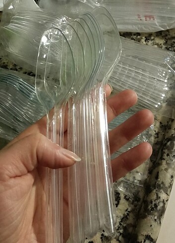 Plastik kaşık 70 adettir
