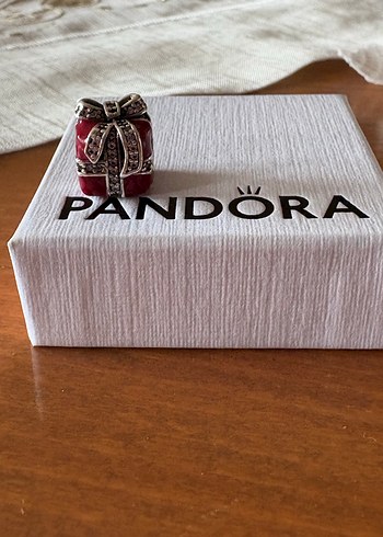 Pandora Kırmızı Hediye Kutusu Charm - Görsel 2